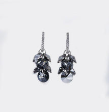 Cargar imagen en el visor de la galería, Pendientes Black Dangling Cluster Grapevine Earrings in 14K White Gold