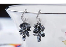 Cargar imagen en el visor de la galería, Pendientes Black Dangling Cluster Grapevine Earrings in 14K White Gold