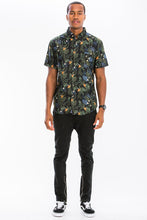Cargar imagen en el visor de la galería, Hawaiian Print Button Down Shirt
